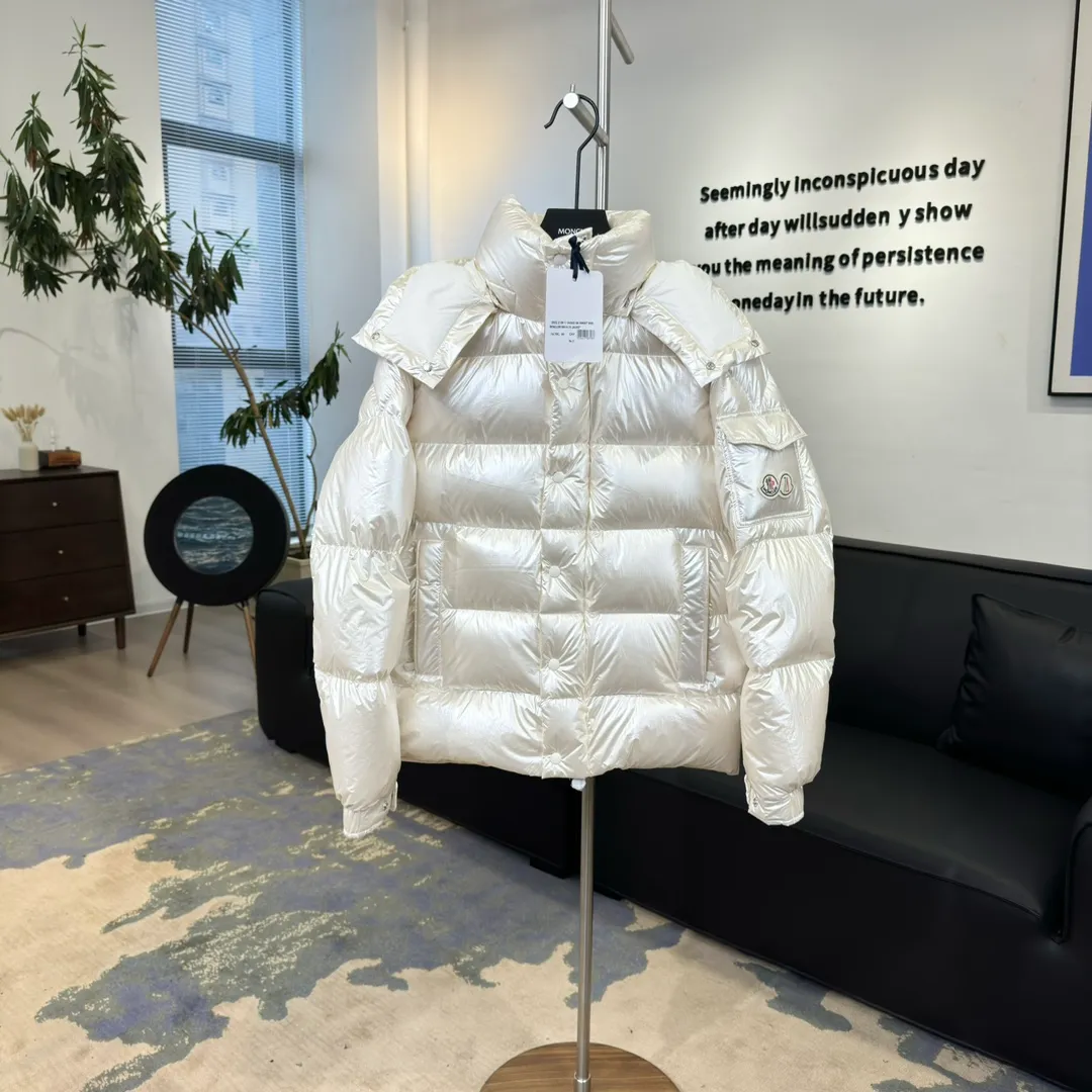 P390 Moncler/ 2026 70 、 。 DNA ， ， 。 Classic ， 、 。 Classic 70 。 Quality， 90 ，Premium Quality ， ，Black ！ Sizes M-3XL